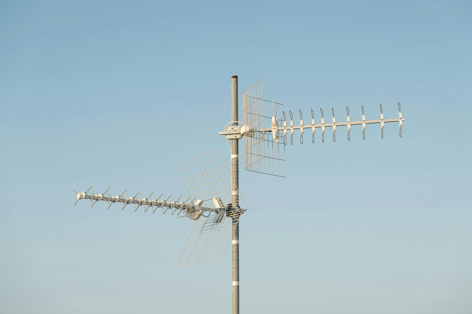 Mast mit zwei Richtantennen vor blauem Himmel