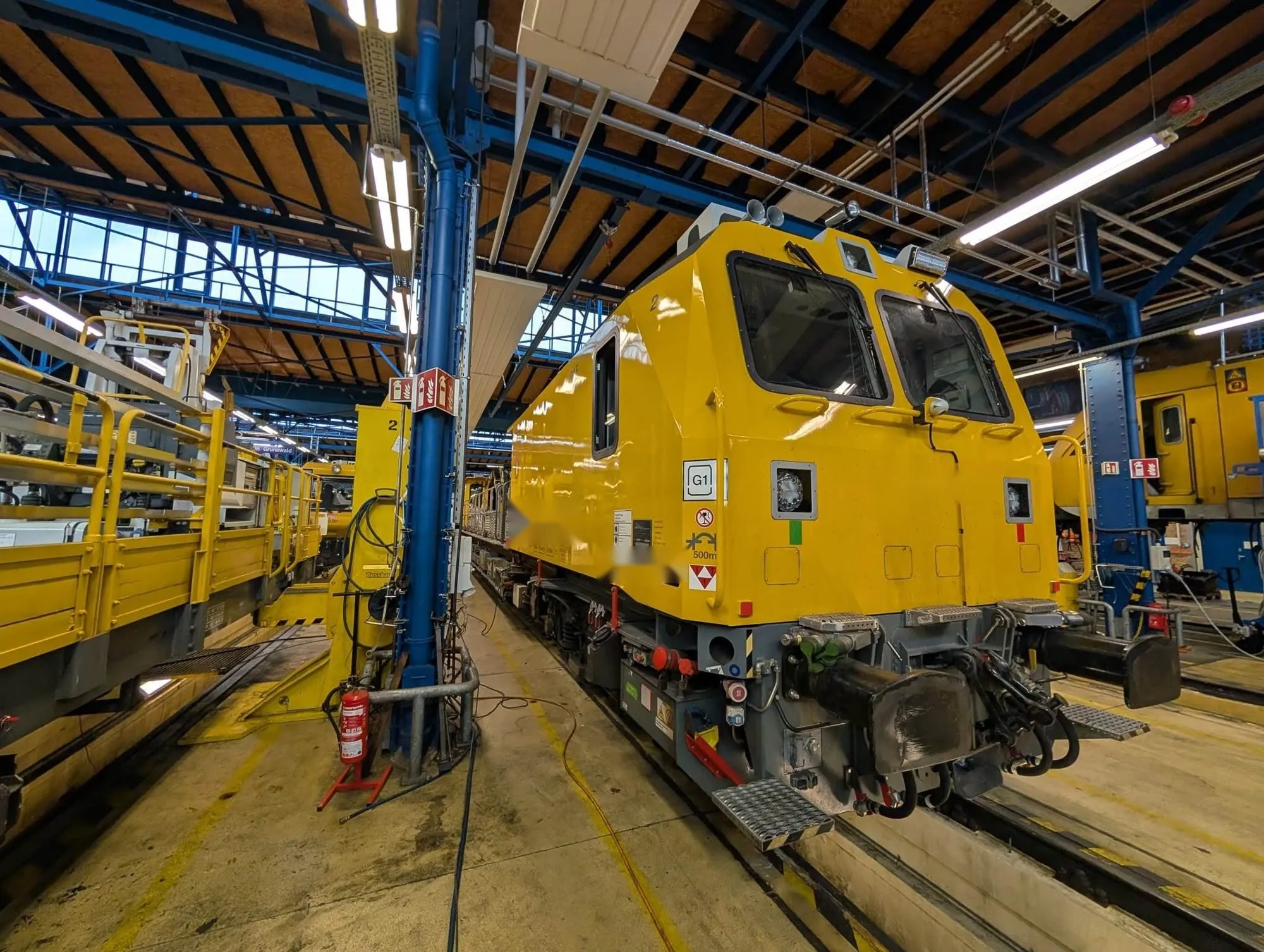 Schienenfahrzeug auf Hebeböcken in einer Instandhaltungshalle